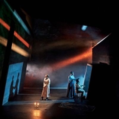 BWW Review: THE GLOW, Royal Court