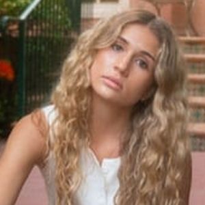 Ashley Elle Drops New Single 'Heavy, Heavy, Heavy'