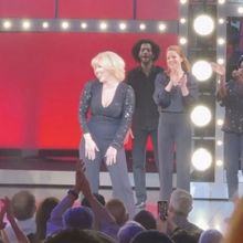 Video: Watch Robyn Hurder's Final Bow in A BEAUTIFUL NOISE, THE NEIL DIAMOND MUSICAL