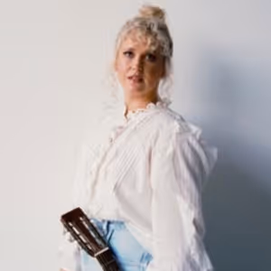 Stephanie Lambring Releases New Single 'Two-Faced'