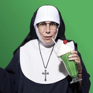 Review: Denise Fennell-Pasqualone Once Again Strikes Comedy Gold with World Premiere…
