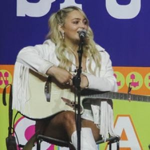 HunterGirl Closes Out CMA Music Fest With Massive Crowd