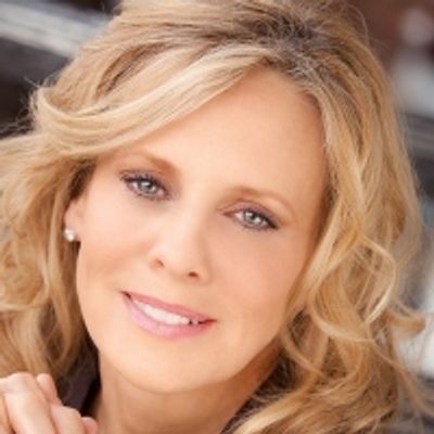 BWW Review: Singer Sandy Bainum Brings an Entertaining EVER BLONDEWARD to Sterling's
