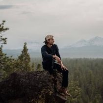 Max McNown Releases New Single COMETS Ahead of LEAVE ON A LIGHT Album