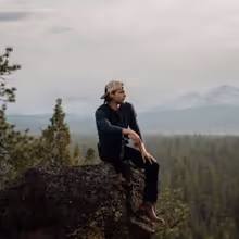 Max McNown Releases New Single COMETS Ahead of LEAVE ON A LIGHT Album