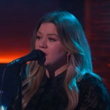 VIDEO: Kelly Clarkson Covers 'Beautiful Day'