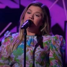 VIDEO: Kelly Clarkson Covers 'Lovefool'