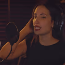 Elena González lanza su versión de «Rainbow High», el icónico número del musical EVITA