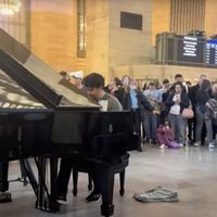 Lin-Manuel Miranda Surprises Grand Central With Piano Performance for 'Dear New… Video