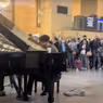 Lin-Manuel Miranda Surprises Grand Central With Piano Performance
