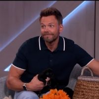 VIDEO: Kelly Clarkson Surprises Joel McHale With Puppies Video