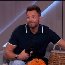 VIDEO: Kelly Clarkson Surprises Joel McHale With Puppies