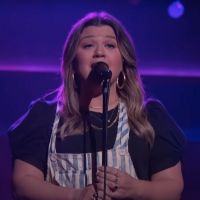 VIDEO: Kelly Clarkson Covers 'Can't Take My Eyes Off You'