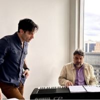PHOTOS: Ramin Karimloo ensaya THE PHANTOM OF THE OPERA bajo la dirección musical de…