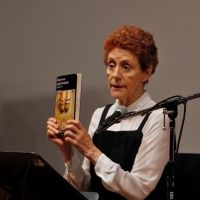 Julieta Egurrola compartió con el público las historias cotidianas de Mónica Lavín…