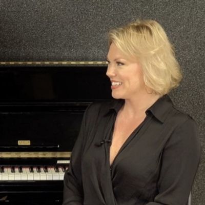 Video: Robyn Hurder Is Painting the Town in CHICAGO