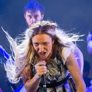 REVIEW: Emma Rice’s adaptation of WUTHERING HEIGHTS Is A Clear And Captivating…