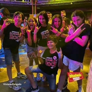 El joven elenco de SCHOOL OF ROCK celebra el final de curso