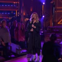 VIDEO: Watch Kelly Clarkson Perform 'Strawberry Wine' on THE KELLY CLARKSON SHOW