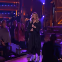 VIDEO: Watch Kelly Clarkson Perform 'Strawberry Wine' on THE KELLY CLARKSON SHOW Video