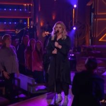 VIDEO: Watch Kelly Clarkson Perform 'Strawberry Wine' on THE KELLY CLARKSON SHOW