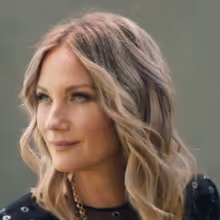WATCH: Jennifer Nettles Debuts New Music Video for Oh, What A Beautiful Mornin' in Ti