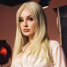 Video: Kim Petras Performs 'Alone,' 'Claws,' & 'Minute' in Captivating 'Feed The…