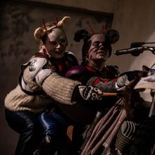 Arvio: Ylioppilasteatterin Outo Halu on immersiivinen taide-elämys, mutta kinkyä fi