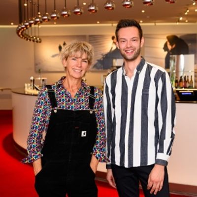 Feature: FRANCINE OOMENS HOE OVERLEEF IK ALLES WAT IK NIEMAND VERTEL? KOMT NAAR HET THEATER!