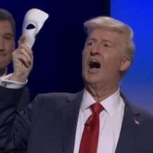 Video: SNL's Donald Trump Performs From THE PHANTOM OF THE OPERA in Cold Open