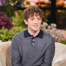 Video: Ethan Slater Shares Most Embarrassing SPONGEBOB Moment; Praises WICKED Co-Star