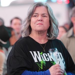 Photo: Rosie O'Donnell Dons WICKED Shirt in New AND JUST LIKE THAT Preview