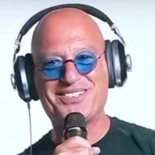 Howie Mandel Does World's First Podcast via Hologram Beam