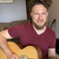 VIDEO: Benjamin Scheuer Performs 'Cookie-tin Banjo' and 'I Am Samantha' for Geffen…