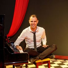 Joan Vázquez celebra el 10º aniversario de SOMETHING’S COMING en una función esp