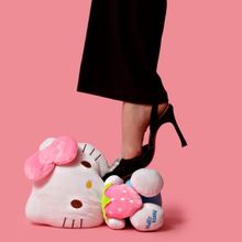 EDINBURGH 2023: Review: HELLO KITTY MUST DIE, Pleasance Courtyard
