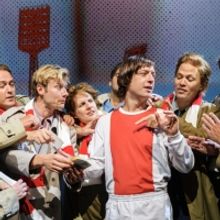 Feature: 14 HET THEATERSPEKTAKEL OVER JOHAN CRUIJFF SPEELT SPECIALE VOORSTELLING VOOR