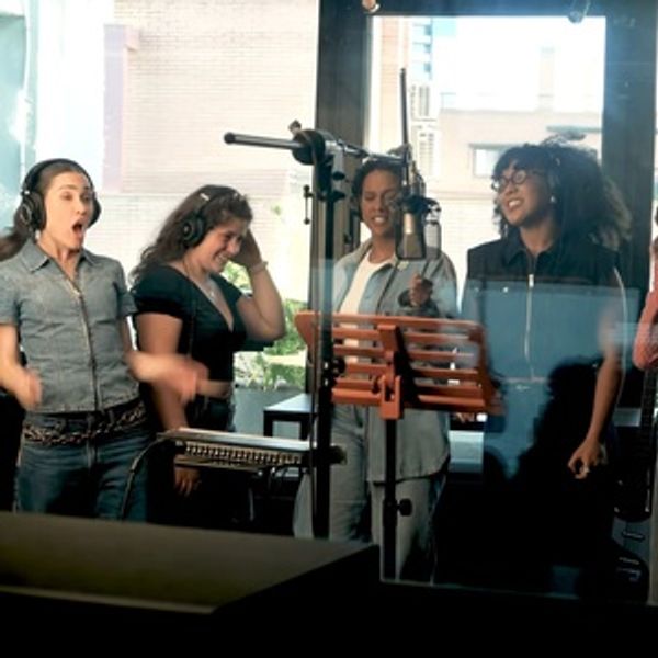 Video: SIX Releases 'Ex-Wives / SIX' Mash-Up in Spanish Ahead of Madrid Run - Broadway Theater Video