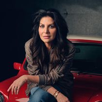 Tammy Pescatelli Kicks Off Aventura's 2025–2026 Comedy Series