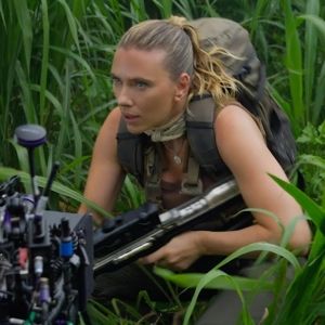 Video: Jonathan Bailey, Scarlett Johansson, & More in New Featurette for JURASSIC…