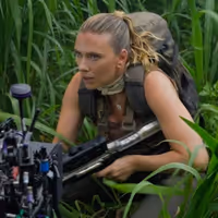 Video: Jonathan Bailey, Scarlett Johansson, & More in New Featurette for JURASSIC… Video