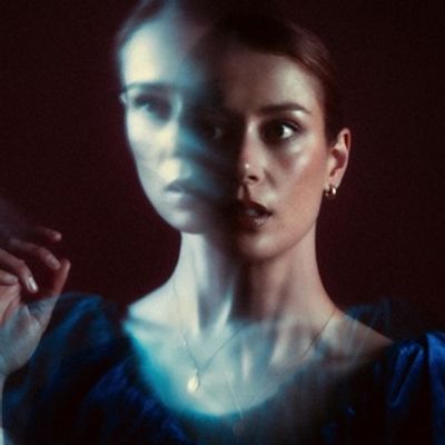 Grace Cummings Releases New Single 'Fake'