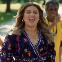 VIDEO: Kristin Chenoweth, Aaron Tveit, & More Join Kelly Clarkson in New 'Kellyoke'…