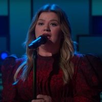 VIDEO: Kelly Clarkson Covers 'You Mean The World To Me'
