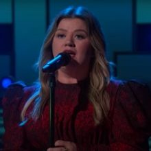 VIDEO: Kelly Clarkson Covers 'You Mean The World To Me'