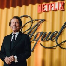 Raphael, arropado por su familia y la profesión en la premiere de AQUEL en Madrid
