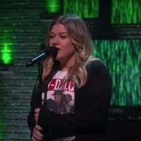 VIDEO: Kelly Clarkson Covers 'Price Tag'