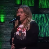 VIDEO: Kelly Clarkson Covers 'Price Tag' Video