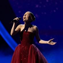 Ariana Grande Refutes Claims of Quitting Music, Teases 2026 Live Performances