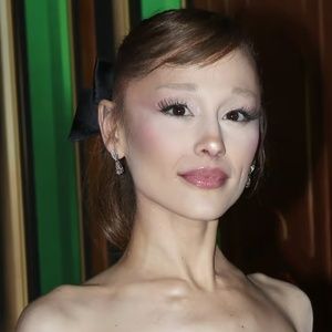 Ariana Grande y Jonathan Bailey en conversaciones para SUNDAY IN THE PARK WITH GEORGE en Londres